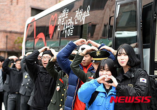 【여주=뉴시스】이정선 기자 = 7일 오전 경기도 여주대학교에서 열린 ‘생명나눔 실천, 새학기 시작하는 대학생’ 행사에서 참가 학생들이 헌혈 캠페인을 벌이고 있다.&nbsp; 여주대학교는 본격적인 개강과 동시에 1일 4대씩 이틀간 경기혈액원에서 헌혈버스를 지원받아 대규모 헌혈캠페인을 진행한다고 밝혔다. 2016.03.07.&nbsp; ppljs@newsis.com