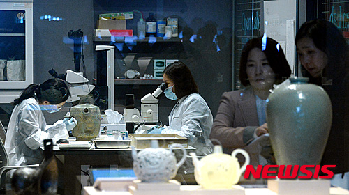【서울=뉴시스】이영환 기자 = 7일 오전 용산구 국립중앙박물관에서 열린 특별전시 '보존과학, 우리문화재를 지키다' 언론 공개회에서 문화재 보존작업 전문가들이 토기와 도자기 보존 작업을 하고 있다. 2016.03.07.&nbsp; 20hwan@newsis.com