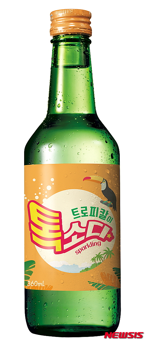 【창원=뉴시스】 홍정명 기자 = 경남 창원에 본사를 둔 종합 주류회사 ㈜무학이 오는 10월 출시 예정인 과실주 '트로피칼이 톡소다'. 달콤하고 상큼한 열대과일향에 탄산을 첨가했으며, 알코올 도수는 5%, 가격은 출고가 기준 1병당 1006.90원이다.2016.03.07.(사진=무학 제공)&nbsp;&nbsp; photo@newsis.com