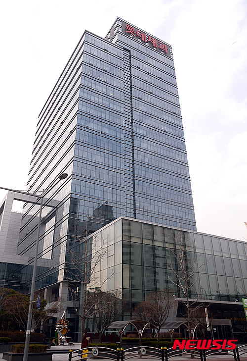 【서울=뉴시스】장세영 기자 = 8개월 동안 롯데그룹의 형제 간 경영권 다툼이 이어지고 있는 가운데 롯데제과는 오는 25일 신격호 롯데그룹 총괄회장이 롯데제과의 등기 이사에서 제외하는 것을 비롯한 사내이사 4명 이사 선임의 건 등을 처리하기 위해 정기주주총회를 소집한다고 공시한 7일 오후 서울시 영등포구 양평로에 위치한 롯데제과 사옥이 찌푸린 날씨 사이로 우뚝 서있다. 2016.03.07. photothink@newsis.com