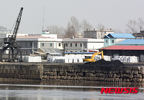 【단둥(중국 랴오닝성)=뉴시스】박진희 기자 = 유엔 대북 제재안에 북한 수출품의 40%를 차지하는 무연탄의 경우 WMD 개발과 무관한, 인도적인 목적을 제외하고는 수출·공급·이전이 금지된다. 사진은 6일 오후 중국 랴오닝성 단둥시 외곽 북·중 국경지대 북측 지역에 출하를 기다리는 무연탄이 쌓여 있다. 2016.03.07.  pak7130@newsis.com