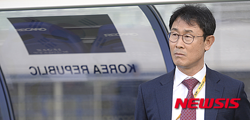 【오사카(일본)=뉴시스】최진석 기자 = 7일(현지시각) 오후 일본 오사카 얀마스타디움에서 열린 2016 리우올림픽 여자 축구 아시아지역 최종예선 대한민국과 중국의 경기, 대한민국 대표팀 윤덕여 감독이 생각에 잠겨 있다. 2016.03.07. myjs@newsis.com