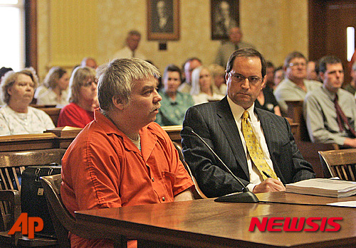 【매니토윅=AP/뉴시스】2007년 위스콘신주 매니토웍 카운티 법정에서 살인혐의로 재판을 받고 있는 스티븐 에이버리(왼쪽)의 변호를 맡았던 제롬 뷰팅변호사(오른쪽)의 모습. 에이버리 사건을 다룬 넷플릭스의 다큐 '살인범 만들기'의 주인공인 뷰팅은 내년 중 하퍼콜린스출판사에서 당시 경험을 책으로 낼 예정이다. 2016.03.08