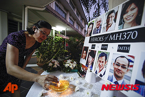 【 쿠알라룸푸르=AP/뉴시스】 중국 법원이 2014년 실종된 말레이시아항공 MH370편 탑승객 일부 유가족이 제기한 손해배상 소송에 대해 1심 판결을 내렸다. 사진은 실종 2주년인 2016년 3월8일 말레시아 쿠알라룸푸르의 교회에서 한 여성이 실종자를 추모하는 모습. 2025.12.09