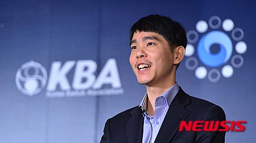 【서울=뉴시스】고승민 기자 = 이세돌 9단이 8일 오전 서울 광화문 포시즌스호텔에서 열린 이세돌 VS 구글 딥마인드 알파고 대국 기자회견에서 인사말을 하고 있다. 2016.03.08.&nbsp;&nbsp; kkssmm99@newsis.com