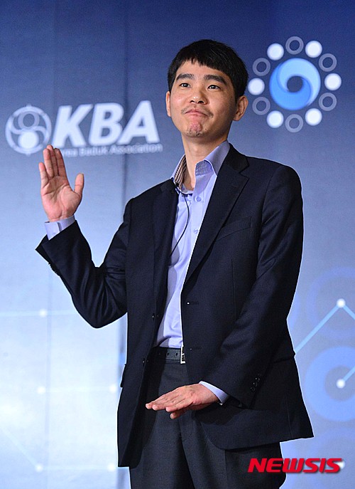 【서울=뉴시스】고승민 기자 = 이세돌 9단이 8일 오전 서울 광화문 포시즌스호텔에서 열린 이세돌 VS 구글 딥마인드 알파고 대국 기자회견에서 인사말을 하고 있다. 2016.03.08.&nbsp;&nbsp; kkssmm99@newsis.com