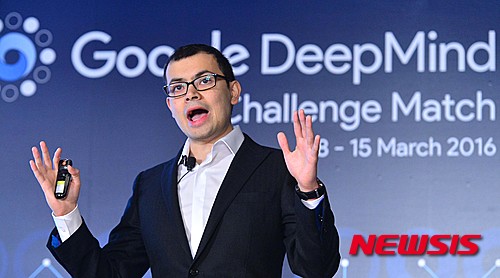 【서울=뉴시스】고승민 기자 = 데미스 하사비스 구글 딥마인드 대표가 8일 오전 서울 광화문 포시즌스호텔에서 열린 이세돌 VS 구글 딥마인드 알파고 대국 기자회견에서 알파고에 대한 설명을 하고 있다. 2016.03.08.&nbsp;&nbsp; kkssmm99@newsis.com