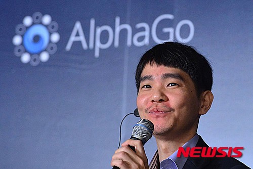 【서울=뉴시스】고승민 기자 = 이세돌 9단이 8일 오전 서울 광화문 포시즌스호텔에서 열린 이세돌 VS 구글 딥마인드 알파고 대국 기자회견에서 취재진 질문에 답하고 있다. 2016.03.08.&nbsp;&nbsp; kkssmm99@newsis.com