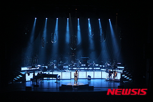 【서울=뉴시스】조인우 기자 = 천장에서 내려온 샤막(얇고 투명한 막)이 무대 위의 정준일(33)을 가렸고, 그 위로 영상이 쏟아졌다. 말 그대로 쏟아졌다. 지난 5일 서울 역삼동 LG아트센터. 연기로 가득한 것 같은 영상 안에서 몸을 웅크리고 노래하는 정준일의 모습은 인상적이었다. '우리의 밤'을 부르며 춤이라고는 차마 말하기 힘든 몸짓으로 아주 잠깐 분위기를 밝게 만들었던 순간이다. 지난 1월 발매한 앨범 '언더워터(UNDERWATER)'의 수록곡 뮤직비디오 영상과 전주가 나오기 시작하자 공연장은 순식간에 가라앉았다. '유스리스(USELES)' '플라스틱(PLASTIC)' '이안(IAN)'까지 숨소리도 내기 어려운 몰입의 순간이 이어졌다. 공연은 역시 깔끔했다. "여러분을 일으켜 세우거나 호응을 유도하는 일은 다음 생에도 없을 것"이라고 말한만큼 흔히 공연장에서 볼 수 있는 '스탠드 업'이나 '환호'도 찾기 힘들었다. 무대 위의 정준일을 비추는 조명과 24명의 오케스트라 연주자와 함께 하는 압도적인 사운드에 현장에 모인 1000여 명의 청중은 음악 자체에만 촉각을 곤두세웠다. 방송이나 라디오 등 매체 활동을 하지 않는 탓에 "음악에 대해 이야기를 하고 말을 길게 할 수 있는 시간이 공연 밖에 없"음에도 노래에 이렇다, 저렇다 구구절절 해석을 덧붙이지 않고 있는 그대로 들려주는 것은 자신이 쓴 노래에 공간을 내어 주는 정준일의 배려다. "항상 공간이 있어야 된다고 생각해요. 제가 노래를 통해 여러분에게 뭘 어떻게 해 드리는 건, 별로 바라지 않거든요. 항상 공간을 비워두고 여러분의 생각과 이야기가 그 노래에 들어가고 나올 때, 제 노래가 아닌 여러분의 노래로 오래 기억될 수 있는 것 같아요. 가사와 멜로디에 귀를 기울이셔서 제 노래가 조금이나마 여러분의 이야기처럼 들렸으면 좋겠네요." 이날 정준일은 처음 라이브 무대를 공개한 새 앨범 수록곡뿐 아니라 '너에게' '아니야' 난 좋아' '새겨울' '사랑하고 있나요' '좋은 사람' '고요'에 이어 "이제는 여러분의 곡이 된" 히트곡 '안아줘' 등을 오케스트라 편곡 버전으로 선보였다. "사실 저는 이번 공연을 통해 가져가는 개런티가 없어요. 그래도 여기까지 굳이 와 주시는 분을 위해서 최선을 다해서 제일 좋은 모습을 보여드리고 싶었어요. 노출이 많아야 음악을 알릴 수 있다고 많이들 얘기하지만, 저는 제가 선택한 길이 틀리지 않았다는 걸 보여주고 싶고 그 증거가 여기 계신 여러분인 것 같아서 되게 행복한 사람이라고 생각합니다." 스스로 "할 줄 아는 게 별로 없다. 이거 아니면 뭘 했을까 싶다. 그러니까 말재주가 없다는 얘기를 길게 하고 있는 거다"고 한 정준일은 언젠가 멘트 없이 노래만 20여곡 연달아 부르는 공연을 약속했다. "멘트 없이 처절한 발라드의 향연으로 달리는 공연을 할 때도, 많이 좋아해 주셨으면 좋겠어요. 저는 또 집에 숨어서 좋은 음악과 이야기 많이 만들어서 언제가 될지 모르겠지만 '짠' 하고 나타날게요." join@newsis.com