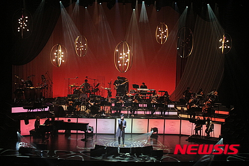 【서울=뉴시스】조인우 기자 = 천장에서 내려온 샤막(얇고 투명한 막)이 무대 위의 정준일(33)을 가렸고, 그 위로 영상이 쏟아졌다. 말 그대로 쏟아졌다. 지난 5일 서울 역삼동 LG아트센터. 연기로 가득한 것 같은 영상 안에서 몸을 웅크리고 노래하는 정준일의 모습은 인상적이었다. '우리의 밤'을 부르며 춤이라고는 차마 말하기 힘든 몸짓으로 아주 잠깐 분위기를 밝게 만들었던 순간이다. 지난 1월 발매한 앨범 '언더워터(UNDERWATER)'의 수록곡 뮤직비디오 영상과 전주가 나오기 시작하자 공연장은 순식간에 가라앉았다. '유스리스(USELES)' '플라스틱(PLASTIC)' '이안(IAN)'까지 숨소리도 내기 어려운 몰입의 순간이 이어졌다. 공연은 역시 깔끔했다. "여러분을 일으켜 세우거나 호응을 유도하는 일은 다음 생에도 없을 것"이라고 말한만큼 흔히 공연장에서 볼 수 있는 '스탠드 업'이나 '환호'도 찾기 힘들었다. 무대 위의 정준일을 비추는 조명과 24명의 오케스트라 연주자와 함께 하는 압도적인 사운드에 현장에 모인 1000여 명의 청중은 음악 자체에만 촉각을 곤두세웠다. 방송이나 라디오 등 매체 활동을 하지 않는 탓에 "음악에 대해 이야기를 하고 말을 길게 할 수 있는 시간이 공연 밖에 없"음에도 노래에 이렇다, 저렇다 구구절절 해석을 덧붙이지 않고 있는 그대로 들려주는 것은 자신이 쓴 노래에 공간을 내어 주는 정준일의 배려다. "항상 공간이 있어야 된다고 생각해요. 제가 노래를 통해 여러분에게 뭘 어떻게 해 드리는 건, 별로 바라지 않거든요. 항상 공간을 비워두고 여러분의 생각과 이야기가 그 노래에 들어가고 나올 때, 제 노래가 아닌 여러분의 노래로 오래 기억될 수 있는 것 같아요. 가사와 멜로디에 귀를 기울이셔서 제 노래가 조금이나마 여러분의 이야기처럼 들렸으면 좋겠네요." 이날 정준일은 처음 라이브 무대를 공개한 새 앨범 수록곡뿐 아니라 '너에게' '아니야' 난 좋아' '새겨울' '사랑하고 있나요' '좋은 사람' '고요'에 이어 "이제는 여러분의 곡이 된" 히트곡 '안아줘' 등을 오케스트라 편곡 버전으로 선보였다. "사실 저는 이번 공연을 통해 가져가는 개런티가 없어요. 그래도 여기까지 굳이 와 주시는 분을 위해서 최선을 다해서 제일 좋은 모습을 보여드리고 싶었어요. 노출이 많아야 음악을 알릴 수 있다고 많이들 얘기하지만, 저는 제가 선택한 길이 틀리지 않았다는 걸 보여주고 싶고 그 증거가 여기 계신 여러분인 것 같아서 되게 행복한 사람이라고 생각합니다." 스스로 "할 줄 아는 게 별로 없다. 이거 아니면 뭘 했을까 싶다. 그러니까 말재주가 없다는 얘기를 길게 하고 있는 거다"고 한 정준일은 언젠가 멘트 없이 노래만 20여곡 연달아 부르는 공연을 약속했다. "멘트 없이 처절한 발라드의 향연으로 달리는 공연을 할 때도, 많이 좋아해 주셨으면 좋겠어요. 저는 또 집에 숨어서 좋은 음악과 이야기 많이 만들어서 언제가 될지 모르겠지만 '짠' 하고 나타날게요." join@newsis.com