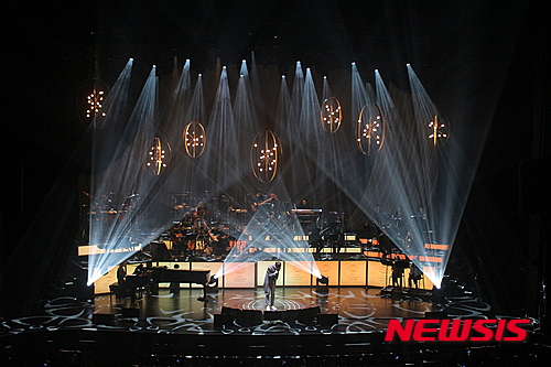 【서울=뉴시스】조인우 기자 = 천장에서 내려온 샤막(얇고 투명한 막)이 무대 위의 정준일(33)을 가렸고, 그 위로 영상이 쏟아졌다. 말 그대로 쏟아졌다. 지난 5일 서울 역삼동 LG아트센터. 연기로 가득한 것 같은 영상 안에서 몸을 웅크리고 노래하는 정준일의 모습은 인상적이었다. '우리의 밤'을 부르며 춤이라고는 차마 말하기 힘든 몸짓으로 아주 잠깐 분위기를 밝게 만들었던 순간이다. 지난 1월 발매한 앨범 '언더워터(UNDERWATER)'의 수록곡 뮤직비디오 영상과 전주가 나오기 시작하자 공연장은 순식간에 가라앉았다. '유스리스(USELES)' '플라스틱(PLASTIC)' '이안(IAN)'까지 숨소리도 내기 어려운 몰입의 순간이 이어졌다. 공연은 역시 깔끔했다. "여러분을 일으켜 세우거나 호응을 유도하는 일은 다음 생에도 없을 것"이라고 말한만큼 흔히 공연장에서 볼 수 있는 '스탠드 업'이나 '환호'도 찾기 힘들었다. 무대 위의 정준일을 비추는 조명과 24명의 오케스트라 연주자와 함께 하는 압도적인 사운드에 현장에 모인 1000여 명의 청중은 음악 자체에만 촉각을 곤두세웠다. 방송이나 라디오 등 매체 활동을 하지 않는 탓에 "음악에 대해 이야기를 하고 말을 길게 할 수 있는 시간이 공연 밖에 없"음에도 노래에 이렇다, 저렇다 구구절절 해석을 덧붙이지 않고 있는 그대로 들려주는 것은 자신이 쓴 노래에 공간을 내어 주는 정준일의 배려다. "항상 공간이 있어야 된다고 생각해요. 제가 노래를 통해 여러분에게 뭘 어떻게 해 드리는 건, 별로 바라지 않거든요. 항상 공간을 비워두고 여러분의 생각과 이야기가 그 노래에 들어가고 나올 때, 제 노래가 아닌 여러분의 노래로 오래 기억될 수 있는 것 같아요. 가사와 멜로디에 귀를 기울이셔서 제 노래가 조금이나마 여러분의 이야기처럼 들렸으면 좋겠네요." 이날 정준일은 처음 라이브 무대를 공개한 새 앨범 수록곡뿐 아니라 '너에게' '아니야' 난 좋아' '새겨울' '사랑하고 있나요' '좋은 사람' '고요'에 이어 "이제는 여러분의 곡이 된" 히트곡 '안아줘' 등을 오케스트라 편곡 버전으로 선보였다. "사실 저는 이번 공연을 통해 가져가는 개런티가 없어요. 그래도 여기까지 굳이 와 주시는 분을 위해서 최선을 다해서 제일 좋은 모습을 보여드리고 싶었어요. 노출이 많아야 음악을 알릴 수 있다고 많이들 얘기하지만, 저는 제가 선택한 길이 틀리지 않았다는 걸 보여주고 싶고 그 증거가 여기 계신 여러분인 것 같아서 되게 행복한 사람이라고 생각합니다." 스스로 "할 줄 아는 게 별로 없다. 이거 아니면 뭘 했을까 싶다. 그러니까 말재주가 없다는 얘기를 길게 하고 있는 거다"고 한 정준일은 언젠가 멘트 없이 노래만 20여곡 연달아 부르는 공연을 약속했다. "멘트 없이 처절한 발라드의 향연으로 달리는 공연을 할 때도, 많이 좋아해 주셨으면 좋겠어요. 저는 또 집에 숨어서 좋은 음악과 이야기 많이 만들어서 언제가 될지 모르겠지만 '짠' 하고 나타날게요." join@newsis.com