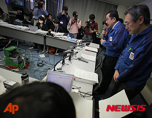 【도쿄=AP/뉴시스】동일본 대지진이 발생한지 오는 11일이면 꼭 5년이 된다. 사진은 2011년 3월 30일 도쿄 전력 본사에서 후쿠시마 원전 폭발 사태에 대해&nbsp; 기자회견을 갖고 있는 간부들의 모습. 2016.03.08&nbsp; 