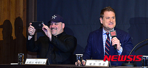 【서울=뉴시스】김선웅 기자 = 8일 오후 서울 중구 신라호텔에서 열린 뮤지컬 마타하리 기자간담회에서 연출과 안무를 맡은 제프 칼훈(오른쪽)이 인사말을 하고 있다. 왼쪽은 작곡가 프랭크 와일드혼.&nbsp;&nbsp; 제1차 세계대전 중 이중 스파이 혐의로 프랑스 당국에 체포되어 총살 당한 무희 마타하리의 실화를 바탕으로 한 뮤지컬 '마타하리'는 이번달 29일부터 6월 12일까지 블루스퀘어 삼성전자홀에서 공연된다.&nbsp;&nbsp;&nbsp; 연출 및 안무 제프 칼훈, 프랭크 와일드혼 작곡, 옥주현, 김소향, 김준현, 신성록, 엄기준, 송창의, 정택운 출연. 2016.03.08.&nbsp;&nbsp;&nbsp; mangusta@newsis.com