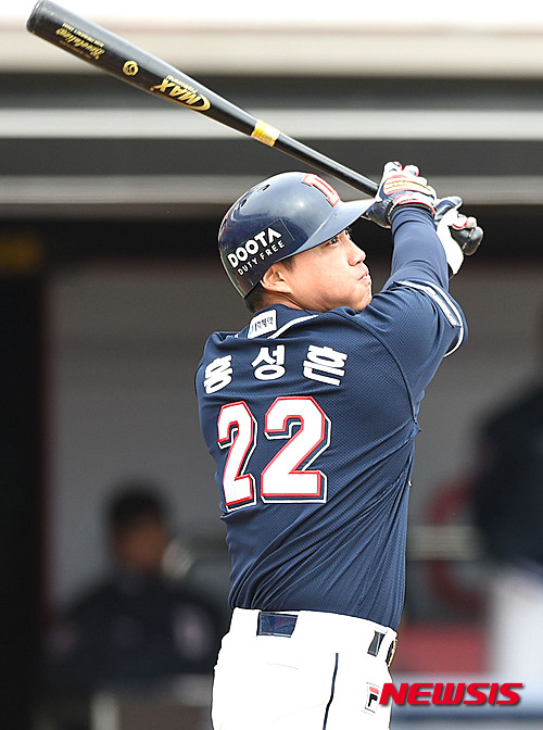 【수원=뉴시스】이정선 기자 = 8일 오후 경기도 수원시 kt위즈파크에서 열린 2016 KBO 리그 kt 위즈와 두산 베어스의 시범경기, 두산 홍성흔이 타격을 하고 있다. 2016.03.08.&nbsp; ppljs@newsis.com