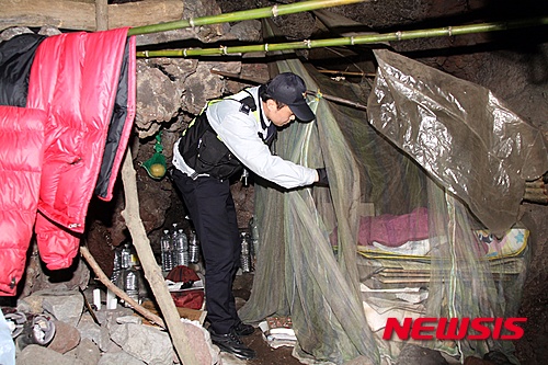 【제주=뉴시스】 고동명 기자 = 제주경찰과 제주시청은 제주시 월평동 하천에 있는 넓이 약 10㎡ 동굴에서 살고 있는 40대 남성이 발견돼 생계를 지원하고 임시 거주지로 옮겼다고 8일 밝혔다. 이 남성은 살 곳이 없어 동굴에서 15년을 살았다고 주장하고 있다. 사진은 이날 오후 이 남성이 살던 동굴 모습이다.2016.03.08. kdm80@newsis.com