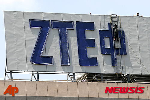 【 =AP/뉴시스】미국 상무부는 7일(현지시간) 지난 2012년 미국의 대(對) 이란제재를 위반한 혐의로 중국 2위 통신장비기업 중싱(中興 ZTE) 에 대한 전 세계 기업의 미국산 설비·부품 수출을 금지한다고 공식 발표했다. 사진은 장쑤성 난징에 세워져 있는 ZTE 간판. 2016.03.08 