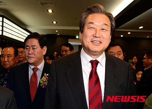 【서울=뉴시스】조성봉 기자 = 새누리당 김무성(오른쪽 ) 대표와 최경환 의원이 8일 오후 서울 마포구 신촌 케이터틀 컨벤션홀에서 열린 새누리당 서울시당 서대문갑 당원 교육 및 전진대회에 입장하고 있다. 2016.03.08. suncho21@newsis.com