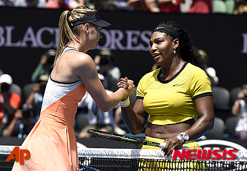 【멜버른=P/뉴시스】지난 1월 26일 호주 멜버른에서 열린 호주오픈테니스대회 복식경기에서 우승한 뒤 세레나 윌리엄스(오른쪽)가 마리아 샤라포바와 손을 잡고 기뻐하고 있는 모습. 윌리엄스는 21차례나 세계 챔피언을 차지한 샤라포바가 도핑 사실을 공식 시인한 다음날인 8일(현지시간) "그녀가 스스로 이를 공개한 것은 대단히 용기있는 행동"이라며 그녀를 응원했다. 2016.03.09