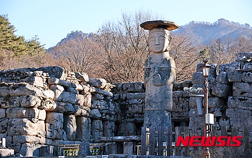  【충주=뉴시스】강신욱 기자 = 한국관광공사는 충북 충주시 수안보면 미륵리 사적 317호 '충주미륵대원지'를 '3월 가볼만한 곳'으로 선정했다. 사진은 보물 96호 '석조여래입상'. 2016.03.09. (사진=한국관광공사 제공)&nbsp;&nbsp; photo@newsis.com 