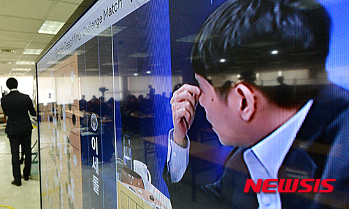 【서울=뉴시스】박문호 기자 = 이세돌 9단과 구글 인공지능 프로그램 알파고의 첫 대국이 열린 9일 오후 서울 성동구 홍익동 한국기원에서 고민하는 이세돌 9단의 모습이 중계되고 있다.&nbsp;&nbsp;&nbsp; '세기의 대결'로 전 세계 주목을 끌고 있는 이번 대국은 9일을 시작으로 10, 12, 13, 15일 오후 1시에 열린다. 2016.03.09.&nbsp;&nbsp; go2@newsis.com 