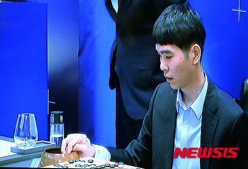 【서울=뉴시스】박문호 기자 = 이세돌 9단이 구글 딥마인드 인공지능 프로그램 알파고와의 첫 대국에서 불계패한 9일 오후 서울 성동구 홍익동 한국기원에서 이세돌 9단이 돌을 내려놓는 모습이 중계되고 있다.&nbsp; '세기의 대결'로 전세계 주목을 받고 있는 이번 대국은 9일을 시작으로 10, 12, 13, 15일 오후 1시에 열린다. 2016.03.09.&nbsp; go2@newsis.com 