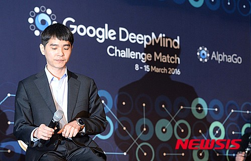 【서울=뉴시스】고승민 기자 = 이세돌 9단 vs 구글 딥마인드 챌린지 매치 첫날인 9일 오후 서울 광화문 포시즌스호텔에서 이세돌 9단이 알파고에 패한 뒤 열린 기자회견을 하며 씁쓸한 표정을 짓고 있다.&nbsp; '세기의 대결'로 전 세계 주목을 받는 이번 대국은 9일을 시작으로 10, 12, 13, 15일 오후 1시에 열린다. 2016.03.09.&nbsp;&nbsp; kkssmm99@newsis.com