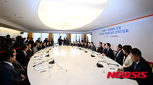 【서울=뉴시스】김진아 기자 = 10일 오전 서울 중구 대한상공회의소에서 열린 임환수 국세청장 초청 전국상의 회장단 정책간담회에서 박용만 대한상의 회장이 모두발언을 하고 있다. 2016.03.10. bluesoda@newsis.com