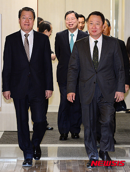 【서울=뉴시스】김진아 기자 = 10일 오전 서울 중구 대한상공회의소에서 열린 임환수 국세청장 초청 전국상의 회장단 정책간담회에서 임환수(왼쪽) 국세청장, 박용만 대한상의 회장 등 참석자들이 회의에 참석하고 있다. 2016.03.10. bluesoda@newsis.com