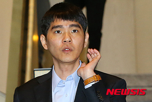 【서울=뉴시스】고승민 기자 = 이세돌 9단이 10일 오후 서울 광화문 포시즌스호텔에서 열린 이세돌 9단 대 구글 딥마인드 '알파고'와의 챌린지 매치 2차 대국에 참석하고 있다.&nbsp; '세기의 대결'로 전세계 주목을 받고 있는 이번 대국은 9일을 시작으로 10, 12, 13, 15일 오후 1시에 열린다. 2016.03.10.&nbsp;&nbsp; photo@newsis.com