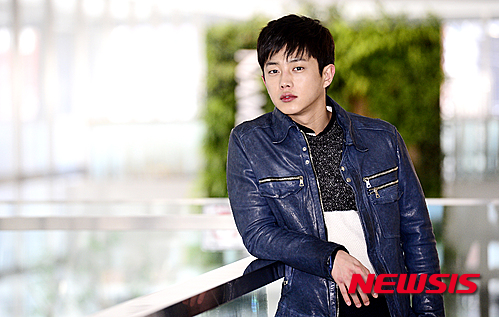 【서울=뉴시스】추상철 기자 = KBS 드라마 '태양의 후예'에서 김기범역으로 열연을 펼치고 있는 배우 김민석이 10일 오후 서울 중구 뉴시스 본사에서 인터뷰를 갖기 전 포즈를 취하고 있다. 2016.03.10.&nbsp; scchoo@newsis.com