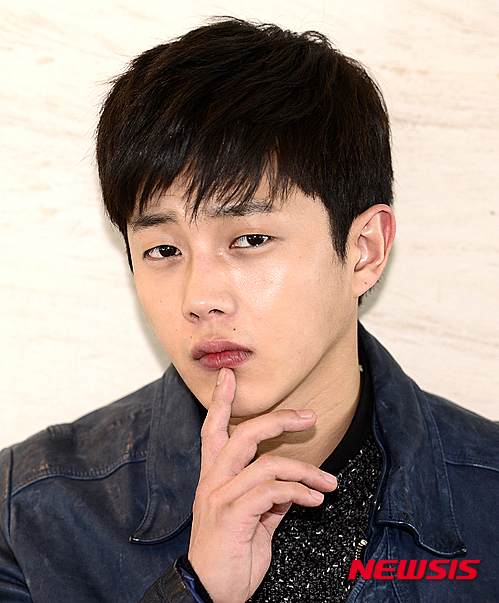 【서울=뉴시스】추상철 기자 = KBS 드라마 '태양의 후예'에서 김기범역으로 열연을 펼치고 있는 배우 김민석이 10일 오후 서울 중구 뉴시스 본사에서 인터뷰를 갖기 전 포즈를 취하고 있다. 2016.03.10.&nbsp; scchoo@newsis.com