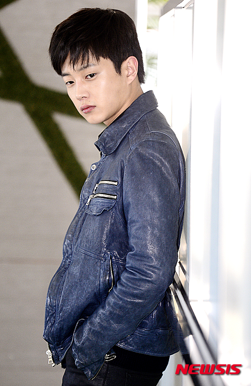 【서울=뉴시스】추상철 기자 = KBS 드라마 '태양의 후예'에서 김기범역으로 열연을 펼치고 있는 배우 김민석이 10일 오후 서울 중구 뉴시스 본사에서 인터뷰를 갖기 전 포즈를 취하고 있다. 2016.03.10.&nbsp; scchoo@newsis.com