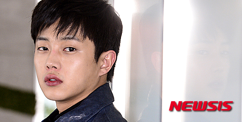 【서울=뉴시스】추상철 기자 = KBS 드라마 '태양의 후예'에서 김기범역으로 열연을 펼치고 있는 배우 김민석이 10일 오후 서울 중구 뉴시스 본사에서 인터뷰를 갖기 전 포즈를 취하고 있다. 2016.03.10.&nbsp; scchoo@newsis.com