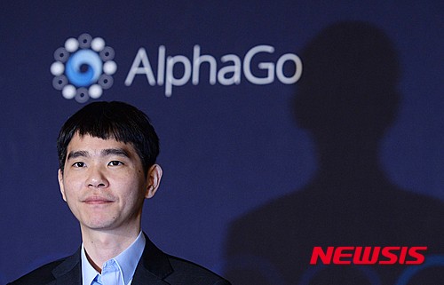 【서울=뉴시스】고승민 기자 = 이세돌 9단이 10일 오후 서울 광화문 포시즌스호텔에서 열린 이세돌 9단 대 구글 딥마인드 '알파고'와의 두번째 대국에서 패한 뒤 기자회견을 하고 있다. '세기의 대결'로 전세계 주목을 받고 있는 이번 대국은 9일을 시작으로 10, 12, 13, 15일 오후 1시에 열린다. 2016.03.10.&nbsp; kkssmm99@newsis.com