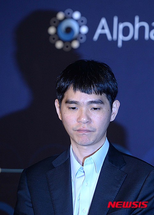 【서울=뉴시스】고승민 기자 = 이세돌 9단이 10일 오후 서울 광화문 포시즌스호텔에서 열린 이세돌 9단 대 구글 딥마인드 '알파고'와의 두번째 대국에서 패한 뒤 기자회견을 하고 있다. '세기의 대결'로 전세계 주목을 받고 있는 이번 대국은 9일을 시작으로 10, 12, 13, 15일 오후 1시에 열린다. 2016.03.10. kkssmm99@newsis.com