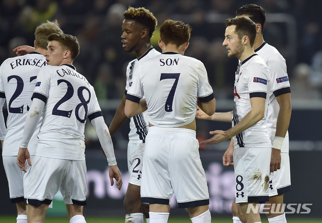 [런던=AP/뉴시스] 토트넘 현역 시절 라이언 메이슨 감독대행과 손흥민. 2016.03.10.