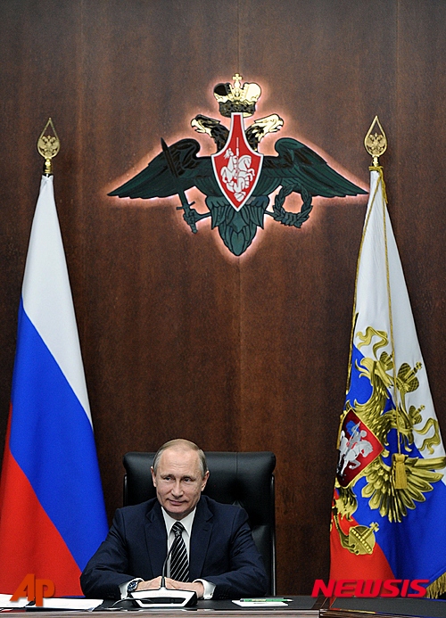 【모스크바=AP/뉴시스】경제 위축에 따른 국방비 삭감에도 불구하고 러시아의 무기현대화 프로그램은 영향받지 않을 것으로 보인다. 11일(현지시간) 블라디미르 푸틴 대통령은 고위 군관계를 만난 자리에서 이같이 밝혔다. 푸틴 대통령은 또 지난해 96대 전투기, 81대 헬기, 152개 방공시스템 및 291기 레이더 러시아군에 인도됐다고 전했다. 이날 러시아 국방부에서 안보위원회 회의를 주재하는 푸틴 대통령. 2016.03.12 