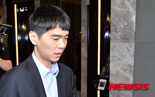 【서울=뉴시스】고승민 기자 = 이세돌 9단이 12일 오후 서울 광화문 포시즌스호텔에서 열린 이세돌 9단 대 구글 딥마인드 '알파고'와의 세번째 대국에 들어서고 있다.&nbsp; '세기의 대결'로 전세계 주목을 받고 있는 이번 대국은 9일을 시작으로 10, 12, 13, 15일 오후 1시에 열린다. 2016.03.12.&nbsp;&nbsp; kkssmm99@newsis.com