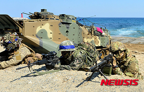 【포항=뉴시스】 배훈식 기자 = 한미 연합상륙훈련에서 한미 해병대가 해안을 점령하고 있다.&nbsp; 2016.03.12. dahora83@newsis.com