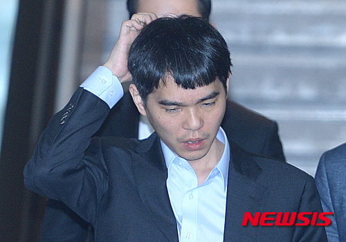 【서울=뉴시스】고승민 기자 = 이세돌 9단이 12일 오후 서울 광화문 포시즌스호텔에서 열린 구글 딥마인드 '알파고'와의 세번째 대국에서 패배한 뒤 대국장을 나서고 있다. 이세돌이 3국까지 연패해 승부는 갈라졌지만, 대국은 14일 4국, 15일 5국으로 이어진다. 2016.03.12.&nbsp; kkssmm99@newsis.com
