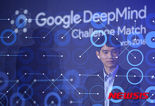 【서울=뉴시스】고승민 기자 = 지난해 3월 12일 오후 이세돌 9단이 광화문 포시즌스호텔에서 열린 구글 딥마인드 '알파고'와의 세번째 대국에서 패배한 뒤 기자회견을 하고 있다. 2016.03.12. kkssmm99@newsis.com