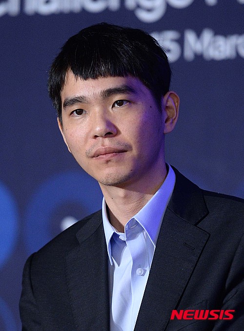 【서울=뉴시스】고승민 기자 = 이세돌 9단이 12일 오후 서울 광화문 포시즌스호텔에서 열린 구글 딥마인드 '알파고'와의 세번째 대국에서 패배한 뒤 기자회견을 하고 있다.&nbsp; 이세돌이 3국까지 연패해 승부는 갈라졌지만, 대국은 14일 4국, 15일 5국으로 이어진다. 2016.03.12.&nbsp;&nbsp; kkssmm99@newsis.com