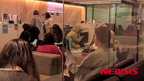 【서울=뉴시스】신효령 기자 = 최근 5년간 16% 증가한 전국의 성형외과 수는 1300여개에 이른다. 폭발적으로 증가한 성형외과 수만큼 사회적으로도 성형에 대한 관심이 높아졌다. 프티 성형, 효도 성형, 취업 성형, 재건 성형 등 유형도 이유도 가지각색이다. snow@newsis.com