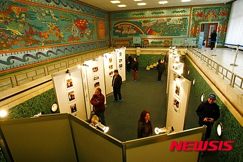 【서울=뉴시스】34년 간 루마니아를 철권통치하다 국민들의 유혈봉기로 권좌에서 축출된 후 며칠 만에 부인과 함께 총살형을 당한 니콜라에 차우세스쿠 전 루마니아 대통령의 호화 저택이 12일 루마니아 국민들에게 처음으로 공개됐다. 오는 19일부터 관광객들의 입장을 받는 이 저택의 관람료는 30레이(약 8880원)이다. <사진 출처 : 야후 뉴스> 2016.3.13