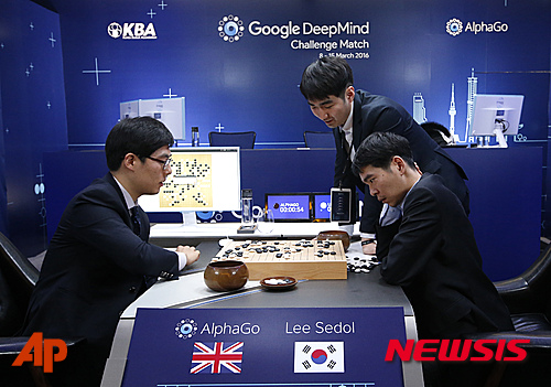 【서울=뉴시스】신진아 기자 = “구글 측과 리턴매치를 협의하고 있다.”&nbsp; 양재호 한국기원 사무총장은 14일 “이세돌과 알파고의 대국 이후 다시 한 번 인간과 기계의 대결을 추진 중”이라고 확인했다.&nbsp; 양 사무총장은 뉴시스에 “구글은 이번 경기를 통해 알파고의 실력을 가늠코자 했다”며 “13일 4국이 끝난 뒤 이세돌이 알파고에 이런 저런 문제가 있다고 언급했을 때 하사비스 대표가 고마워했다”고 밝혔다. 하사비스는 알파고를 개발한 구글 딥마인드의 대표다.&nbsp; “인간과 기계의 대결이지만 그 기계는 인간이 만들었다. 리턴매치가 성사될는지 아직 미지수이나 만약 성사된다면 이세돌이 할 지 다른 기사가 할 지는 모른다. 한국기원과 딥마인드가 이야기를 나누는 중”이라고 덧붙였다.&nbsp; 패자가 승자에게 또 도전, 다시 맞붙는 경기가 리턴매치다. 앞서 이세돌은 “알파고가 이번에 지고 재도전한다면 받아주겠다. 리턴매치는 얼마든지 환영”이라고 말한 바 있다.&nbsp; 그러나 리턴매치의 가능성을 부정하는 바둑인도 있다. “구글이 굳이 리턴매치를 할 이유가 없다”는 것이다. “이미 인간을 이긴 상황에서 다시 한 번 승부를 겨룰 까닭이 없다. 인간이 도전한다고 그들이 받아줄까. 이미 판후이와 뒀고 이세돌마저 이겼는데, 상대가 중국의 커제라도 둘 이유가 없다. 바둑을 정복하는게 그들의 목표가 아니기 때문”이라는 설명이다.&nbsp; 한편 한국기원 측은 15일 마지막 5국과 관련, “알파고가 중앙은 약한 것 같다”며 “모양이 넓고 복잡한 중앙에서 승부를 내야 한다”고 분석했다.&nbsp; “바둑에서 네 모퉁이를 귀라고 하고 귀와 귀 사이를 변이라고 한다. 알파고가 귀와 변에서는 정리가 잘되고 강한 모습을 보여줬다. 하지만 중앙에서 복잡하게 분산적으로 뒀을 때는 약한 모습을 보였다. 사실 중앙은 인간도 정확한 답을 못 내고 있다. 알파고는 인공지능이나 인간이 만들었으니 알파고 또한 비슷한 게 아닌가 싶다.”&nbsp; 이세돌과 알파고의 격돌은 15일 최종 5국으로 이어진다. 다섯 판을 모두 치르는 조건으로 이 9단은 15만 달러(약 1억6500만원)를 받는다. 우승상금 100만 달러(약 12억원)는 알파고의 몫이 됐다. 알파고를 개발한 구글 딥마인드는 상금을 유니세프와 STEM(과학·기술·공학·수학) 교육 및 바둑 관련 자선단체에 기부한다.&nbsp; jashin@newsis.com&nbsp; 
