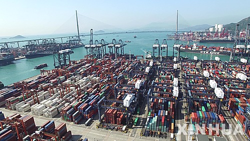 【홍콩=신화/뉴시스】홍콩 콰이청 컨테이너 부두. 2016.09.19