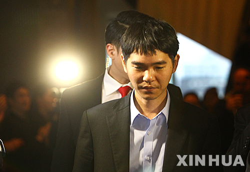 【서울=뉴시스】신진아 기자 = “구글 측과 리턴매치를 협의하고 있다.”&nbsp; 양재호 한국기원 사무총장은 14일 “이세돌과 알파고의 대국 이후 다시 한 번 인간과 기계의 대결을 추진 중”이라고 확인했다.&nbsp; 양 사무총장은 뉴시스에 “구글은 이번 경기를 통해 알파고의 실력을 가늠코자 했다”며 “13일 4국이 끝난 뒤 이세돌이 알파고에 이런 저런 문제가 있다고 언급했을 때 하사비스 대표가 고마워했다”고 밝혔다. 하사비스는 알파고를 개발한 구글 딥마인드의 대표다.&nbsp; “인간과 기계의 대결이지만 그 기계는 인간이 만들었다. 리턴매치가 성사될는지 아직 미지수이나 만약 성사된다면 이세돌이 할 지 다른 기사가 할 지는 모른다. 한국기원과 딥마인드가 이야기를 나누는 중”이라고 덧붙였다.&nbsp; 패자가 승자에게 또 도전, 다시 맞붙는 경기가 리턴매치다. 앞서 이세돌은 “알파고가 이번에 지고 재도전한다면 받아주겠다. 리턴매치는 얼마든지 환영”이라고 말한 바 있다.&nbsp; 그러나 리턴매치의 가능성을 부정하는 바둑인도 있다. “구글이 굳이 리턴매치를 할 이유가 없다”는 것이다. “이미 인간을 이긴 상황에서 다시 한 번 승부를 겨룰 까닭이 없다. 인간이 도전한다고 그들이 받아줄까. 이미 판후이와 뒀고 이세돌마저 이겼는데, 상대가 중국의 커제라도 둘 이유가 없다. 바둑을 정복하는게 그들의 목표가 아니기 때문”이라는 설명이다.&nbsp; 한편 한국기원 측은 15일 마지막 5국과 관련, “알파고가 중앙은 약한 것 같다”며 “모양이 넓고 복잡한 중앙에서 승부를 내야 한다”고 분석했다.&nbsp; “바둑에서 네 모퉁이를 귀라고 하고 귀와 귀 사이를 변이라고 한다. 알파고가 귀와 변에서는 정리가 잘되고 강한 모습을 보여줬다. 하지만 중앙에서 복잡하게 분산적으로 뒀을 때는 약한 모습을 보였다. 사실 중앙은 인간도 정확한 답을 못 내고 있다. 알파고는 인공지능이나 인간이 만들었으니 알파고 또한 비슷한 게 아닌가 싶다.”&nbsp; 이세돌과 알파고의 격돌은 15일 최종 5국으로 이어진다. 다섯 판을 모두 치르는 조건으로 이 9단은 15만 달러(약 1억6500만원)를 받는다. 우승상금 100만 달러(약 12억원)는 알파고의 몫이 됐다. 알파고를 개발한 구글 딥마인드는 상금을 유니세프와 STEM(과학·기술·공학·수학) 교육 및 바둑 관련 자선단체에 기부한다.&nbsp; jashin@newsis.com&nbsp; 