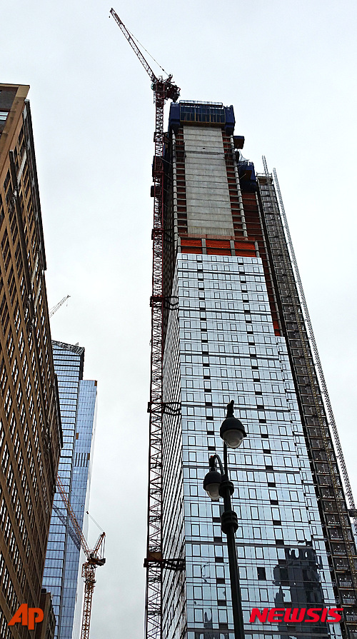 【뉴욕=AP/뉴시스】 미국 뉴욕시 맨해튼 웨스트사이드에서 공사중인 초고층빌딩의 타워크레인. AP 통신은 13일(현지시간) 타워크레인을 이용한 초고층 건물 공사가 많아지면서 사고 위험도 높아지고 있다고 보도했다. 2016.03.14 