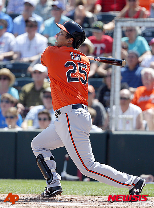 【플로리다=AP/뉴시스】미국프로야구 볼티모어 오리올스의 김현수(28)가 14일(한국시간) 미국 플로리다주 센추리링크 스포츠 컴플렉스에서 열린 미네소타 트윈스와의 경기에서 2타수 1안타 1타점을 기록했다. 김현수가 1회 첫 타석에서 중견수 방면으로 희생플라이를 날려보내고 있다. 2016.3.14.
