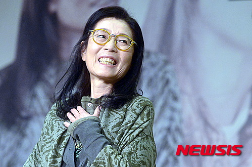 【서울=뉴시스】최동준 기자 = 가수 박인희가 14일 오후 서울 홍은동 그랜드힐튼호텔에서 컴백 기자간담회를 열고 취재진에 포즈를 취하고 있다. 2016.03.14.&nbsp;&nbsp; photocdj@newsis.com